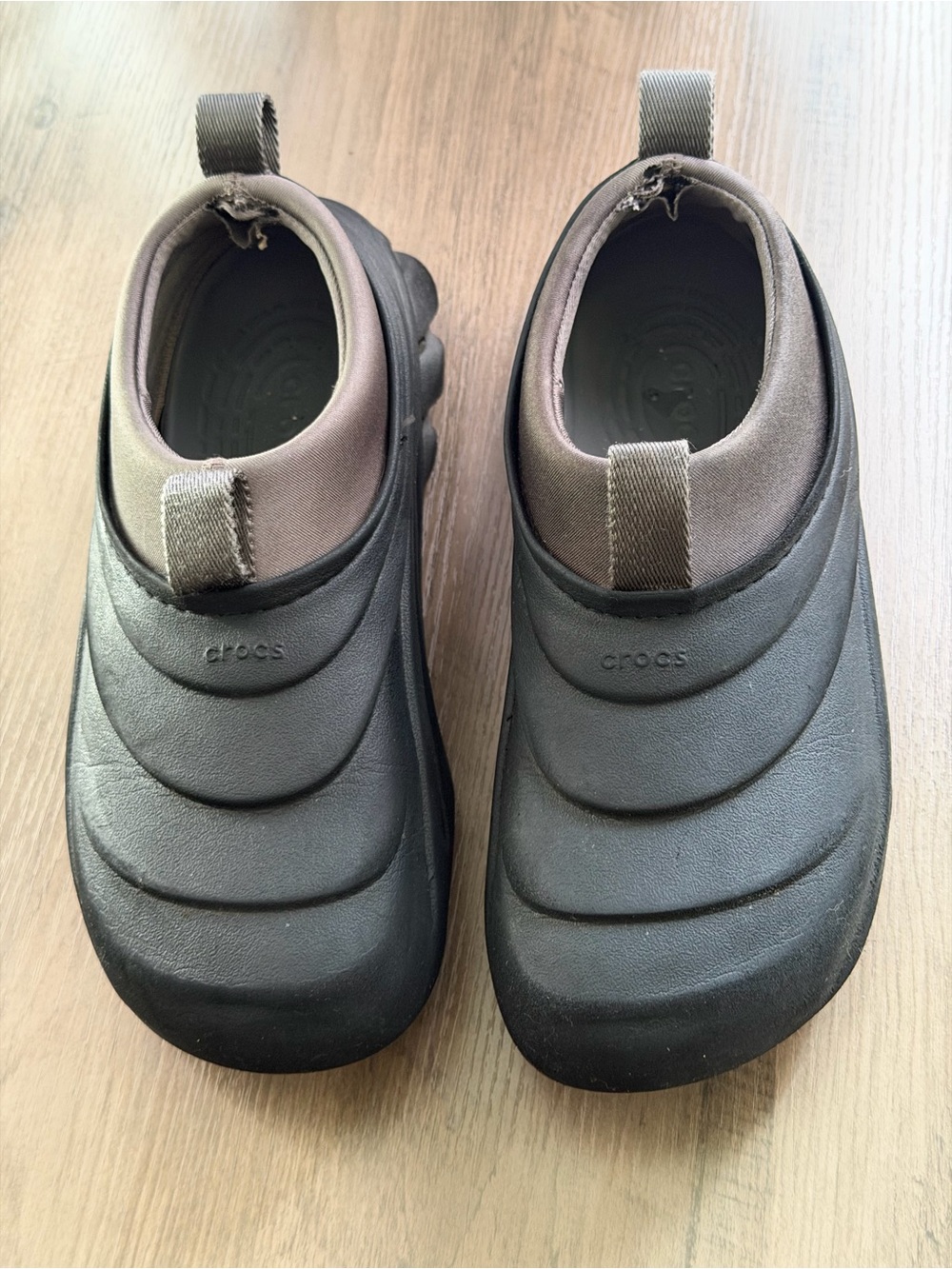 CROCS Women's Black Slip-On Over Puff Padded Shorty Clog Shoes Gray Collar Sz 8